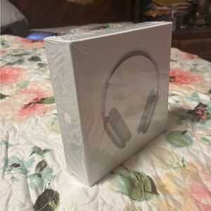 Apple Over-Ear Headphones - Silver